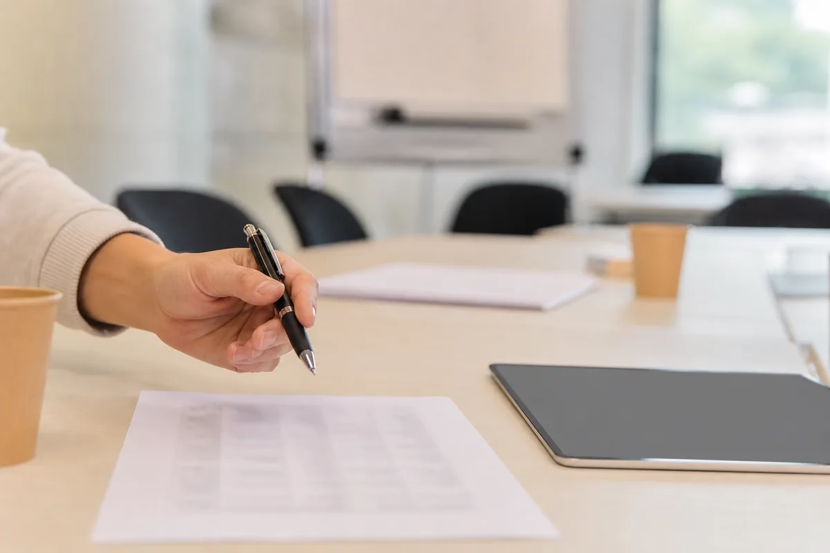 Bureau d&rsquo;un organisme de formation avec planning des sessions affiché à l&rsquo;écran
